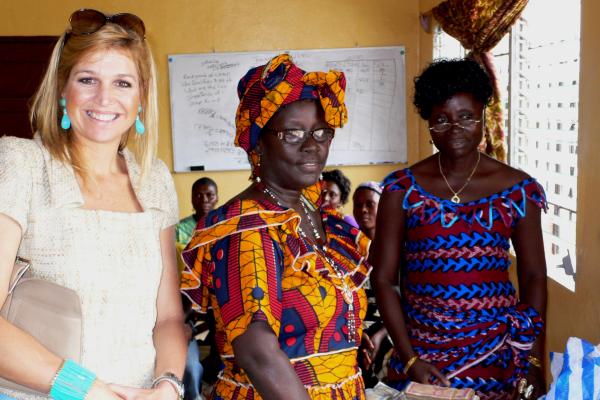 Queen Máxima talks with employees and clients of a local microfinance institution near the Liberian capital, Monrovia (June 2010) - Photo credit: Amina Tirana