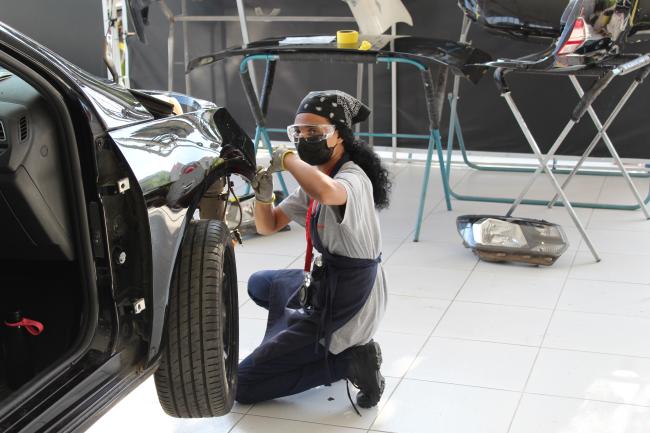 A student in Kovi's mechanical school works on an automobile while in class during the UNSGSA's visit to the company on 5 June 2023. Photo: Christopher Hughes